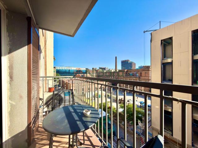 Piso en venta en Barcelona, La Bordeta. ? LUZ NATURAL, BALCÓN Y VIDA DE BARRIO FRENTE A CAN BATLLÓ. Pisos.