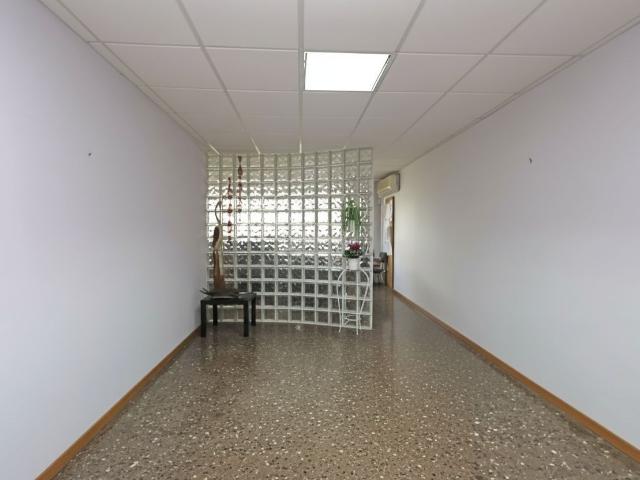 Piso en venta en Barcelona, La Bordeta. Local entresuelo de 90 m2 con patio privativo. Ideal para inversores. Pisos.