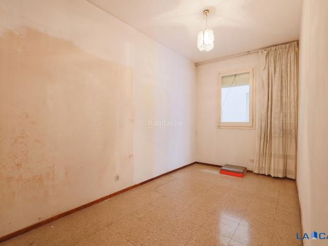 Piso en venta en Barcelona, La Bordeta. Piso de 3 habitaciones con balcón y ascensor en La Bordeta. Pisos.