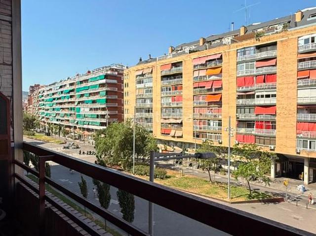 Piso en venta en Barcelona, La Bordeta. Piso de 3 habitaciones con balcón en Rambla Badal, Barcelona. Pisos.
