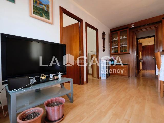 Piso en venta en Barcelona, La Guineueta. Piso en venta en Paseo Valldaura 8ª planta exterior con ascensor y espectaculares vistas. Pisos.