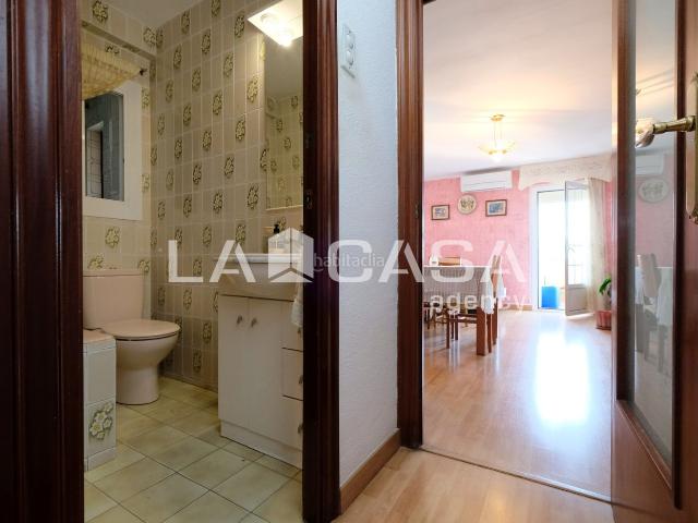 Piso en venta en Barcelona, La Guineueta. Piso en venta en Paseo Valldaura 8ª planta exterior con ascensor y espectaculares vistas. Pisos.