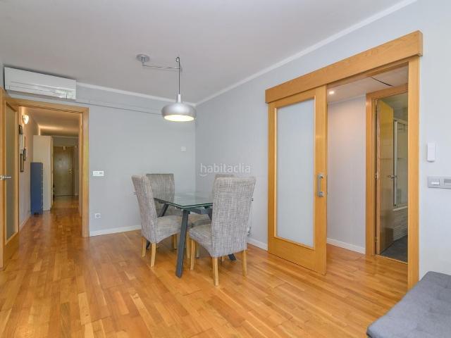 Piso en venta en Barcelona, La Marina del Port. Luminoso piso de tres habitaciones junto a Plaza Cerdà, listo para entrar a vivir. Pisos.