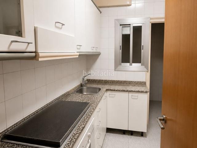 Piso en venta en Barcelona, La Marina del Port. Piso de 69 m con 3 dormitorios y ascensor en Zona Franca. Pisos.