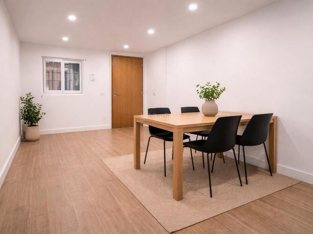 Piso en venta en Barcelona, La Marina del Port. Venta de acogedor bajo reformado en Sants Montjuic. Pisos.
