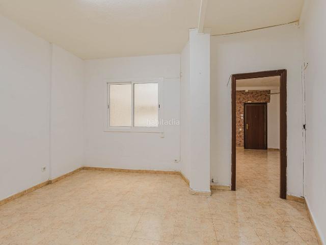 Piso en venta en Barcelona, La Marina del Port. VIVIENDA DE 2 ESTANCIAS, CON ASCENSOR, EN LA CALLE MINERIA. Pisos.