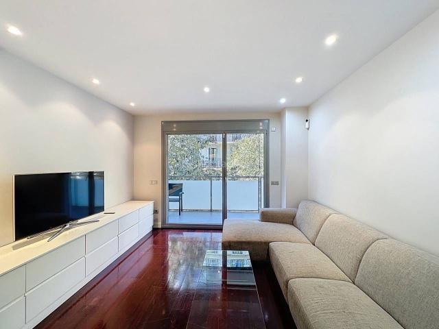 Piso en venta en Barcelona, La Nova Esquerra de l´Eixample. Piso reformado con una terraza y un patio en finca moderna de 2010 con ascensor, ubicado en el corazón del Eixample Esqu. Pisos.