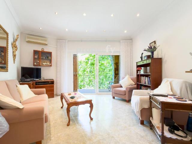 Piso en venta en Barcelona, La Nova Esquerra de l´Eixample. Vivienda de 4 habitaciones con terraza y garaje. Pisos.