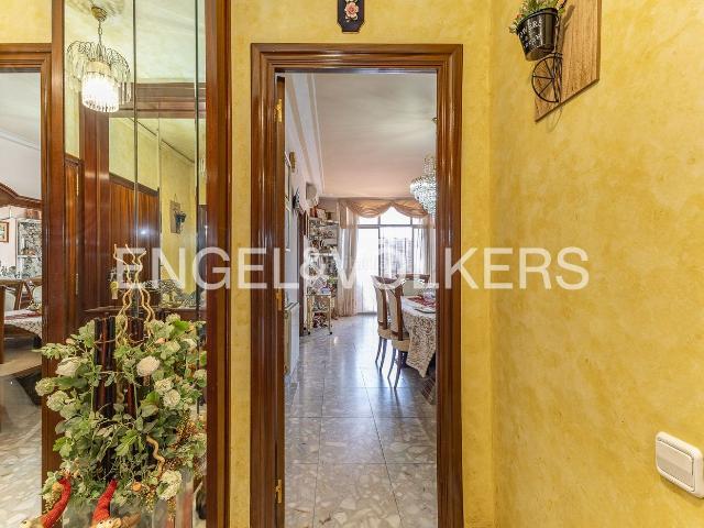 Piso en venta en Barcelona, La Sagrera. Elegante apartamento de 4 dormitorios con balcón y ascensor en Sant Andreu. Pisos.
