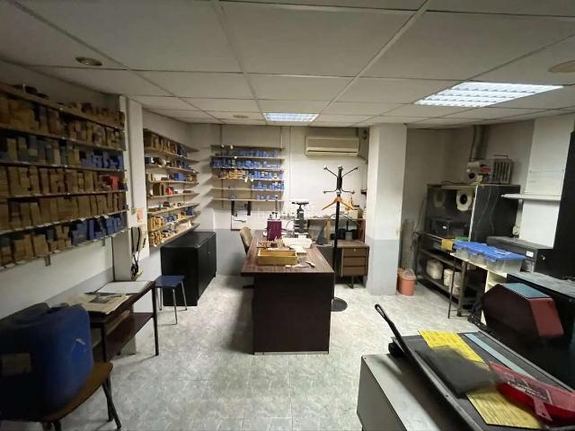Piso en venta en Barcelona, La Sagrera. Taller de joyería completo en La Sagrera, Barcelona. Pisos.