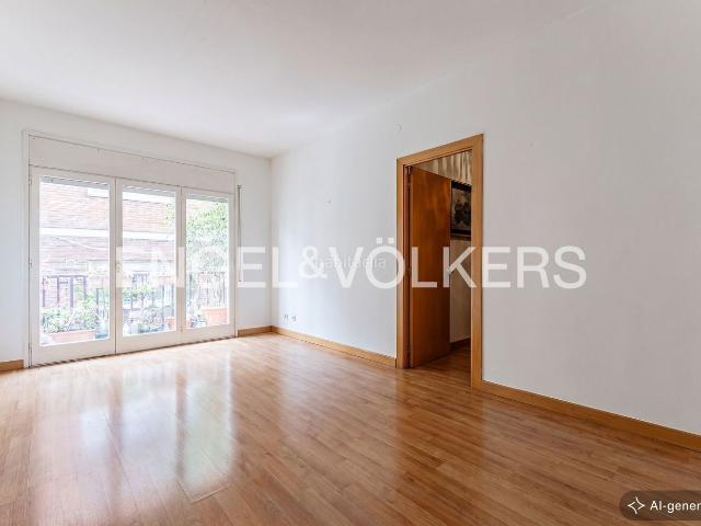 Piso en venta en Barcelona, La Salut. Estupendo piso de 4 habitaciones, balcón y ascensor en Gracia. Pisos.
