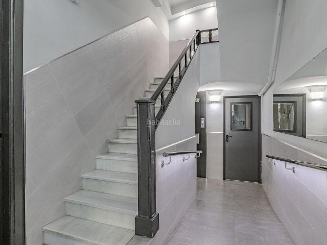 Piso en venta en Barcelona, Navas. Luminoso piso con balcón en las mejores zonas!. Pisos.