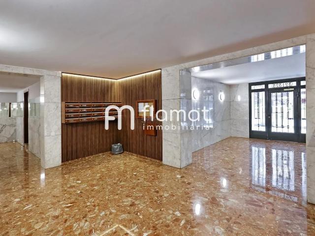 Piso en venta en Barcelona, Navas. PISO CON BALCON. Pisos.