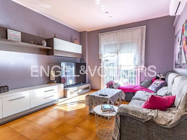 Piso en venta en Barcelona, Navas. Piso de 4 habitaciones con balcón en Navas. Pisos.