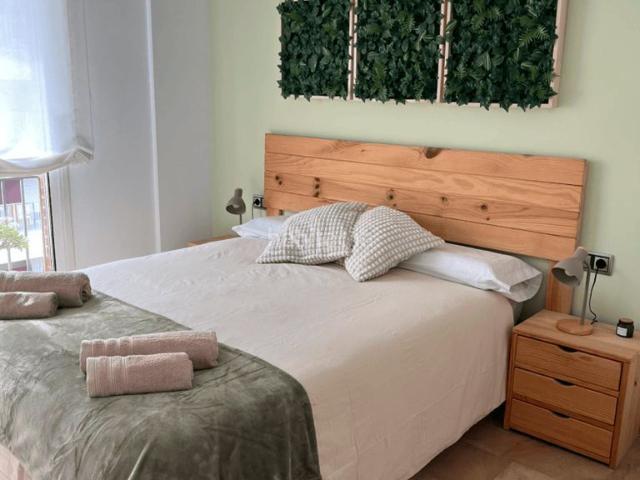 Piso en venta en Barcelona, Navas. Piso de 4 habitaciones, terraza y mucha luz. Pisos.