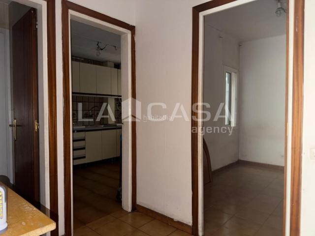 Piso en venta en Barcelona, Navas. Piso de 86 m con 3 dormitorios y a reformar en Barcelona. Pisos.