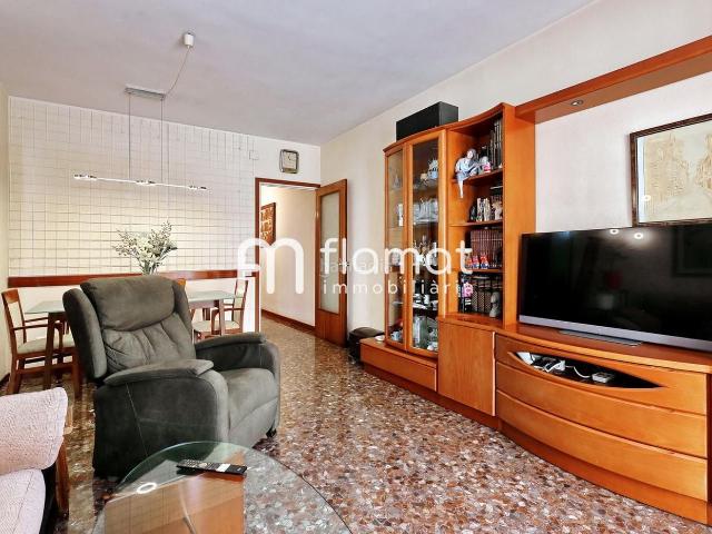 Piso en venta en Barcelona, Navas. Pisos.