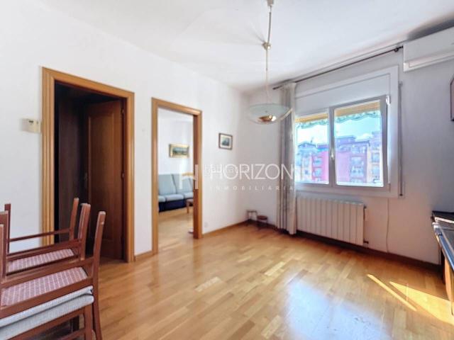 Piso en venta en Barcelona, Navas. Privacidad y Luz Natural en un 6º Real. Pisos.