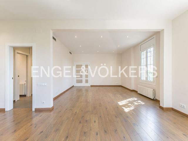Piso en venta en Barcelona, Pedralbes. Elegante y luminosa vivienda en finca clásica de Pedralbes. Pisos.