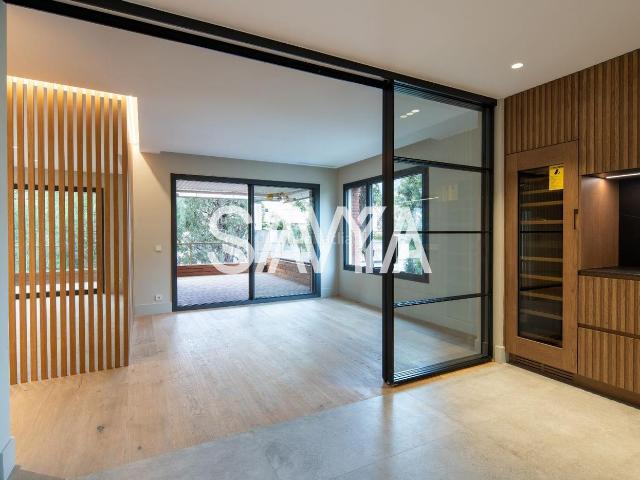 Piso en venta en Barcelona, Pedralbes. Piso recién reformado para estrenar en Pedralbes con jardín comunitario con piscina y pista de tenis. Pisos.
