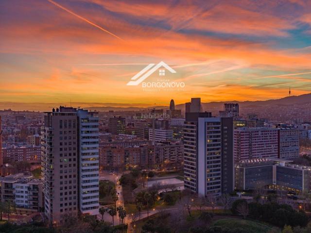 Piso en venta en Barcelona, Poblenou. Descubre tu Refugio Ideal en FINCAS BORGONOVO Una Propiedad Llena de Luz y Vida. Pisos.