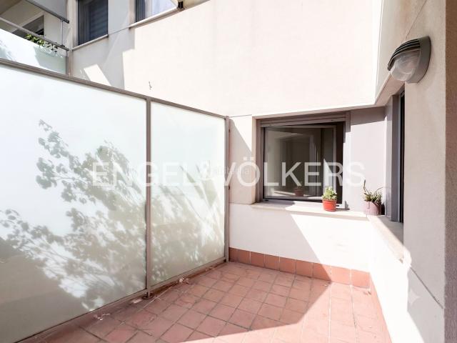 Piso en venta en Barcelona, Poblenou. Encantador piso con terraza en la Plaça Julio Gonzalez. Pisos.