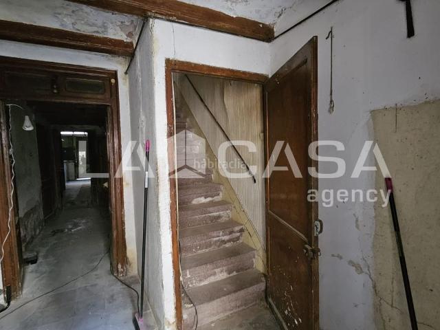 Piso en venta en Barcelona, Poblenou. Piso de planta baja con entresuelo en pleno Poblenou. Pisos.