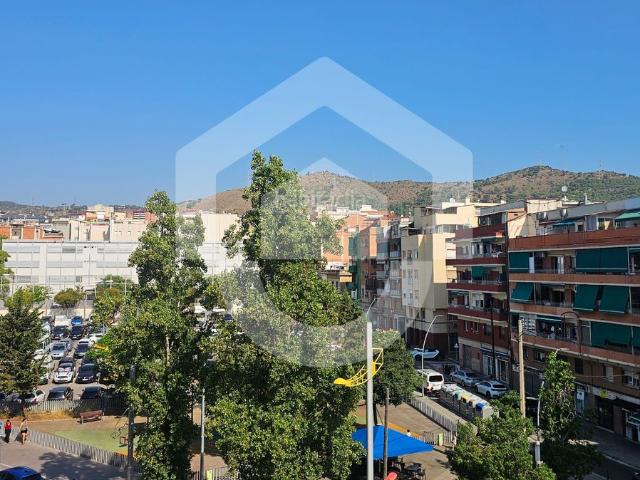 Piso en venta en Barcelona, Porta. valldaura 329.9k. Pisos.