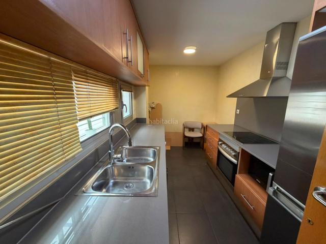 Piso en venta en Barcelona, Porta. FINCA DE POCOS AÑOS CON TERRAZA PRIVADA Y BALCON ¡. Pisos.