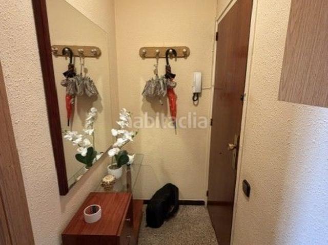 Piso en venta en Barcelona, Porta. Piso de tres habitaciones exterior a la callecon balcón. Pisos.