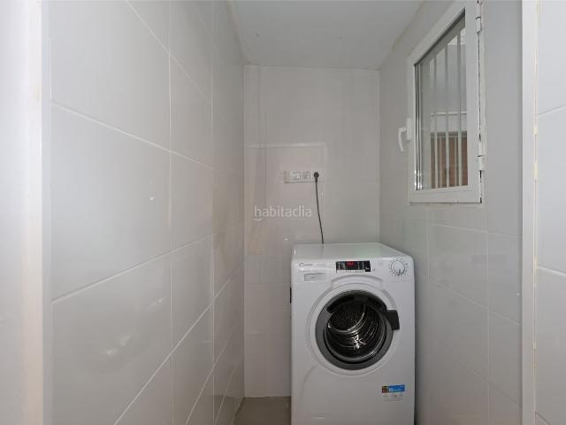 Piso en venta en Barcelona, Porta. Piso de 62 m con 2 dormitorios, ascensor y terraza en Esplugues de Llobregat. Pisos.