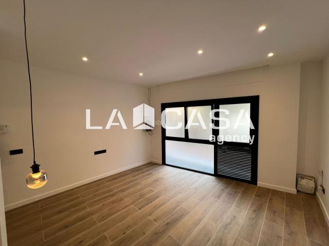Piso en venta en Barcelona, Porta. Vivienda tipo loft en proceso de reforma en la zona de Porta, en planta baja de finca de 1960 en la calle Velia. Pisos.