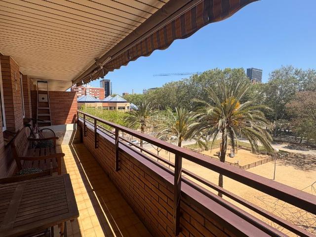 Piso en venta en Barcelona, Provençals del Poblenou. Piso de 4 habitaciones soleado en Poblenou. Pisos.