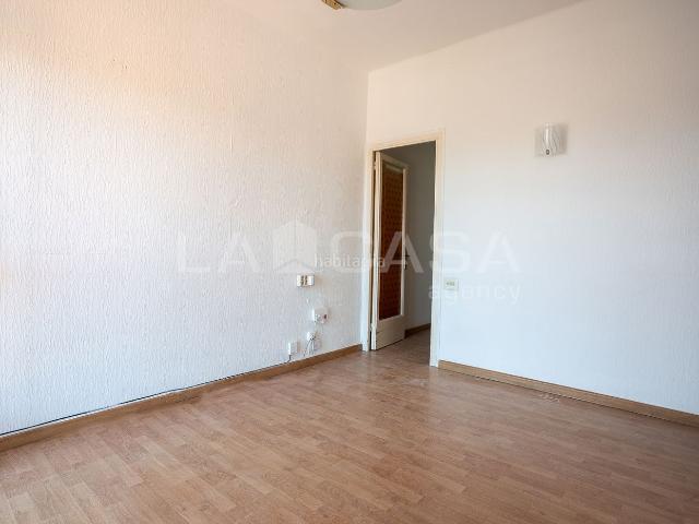 Piso en venta en Barcelona, Provençals del Poblenou. Piso de 72 m2 construidos en Provençals del Poblenou, ubicado en una 9ª planta con ascensor. Dispone de 3 habitaciones, 1 baño, co. Pisos.