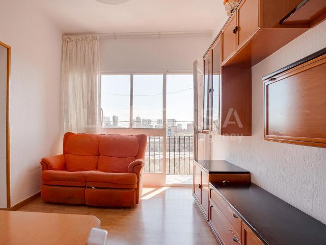 Piso en venta en Barcelona, Provençals del Poblenou. Piso de 72 m2 construidos en Provençals del Poblenou, ubicado en una 9ª planta con ascensor. Dispone de 3 habitaciones, 1 baño, co. Pisos.