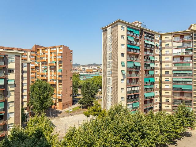Piso en venta en Barcelona, Prosperitat. Alto, todo exterior, balcon. Pisos.