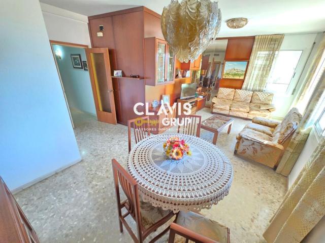 Piso en venta en Barcelona, Prosperitat. Balcón Exterior de 13m 2 parkings 2 Baños. Pisos.