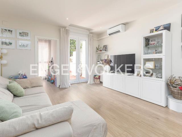 Piso en venta en Barcelona, Putget Farró. Exclusiva vivienda reformada con terraza al lado Plaza Kennedy. Pisos.