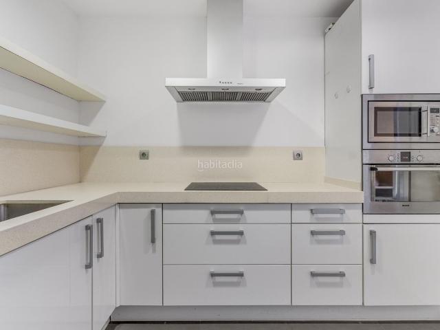 Piso en venta en Barcelona, Putget Farró. Luminoso con posibilidad de una segunda habitación doble. Pisos.