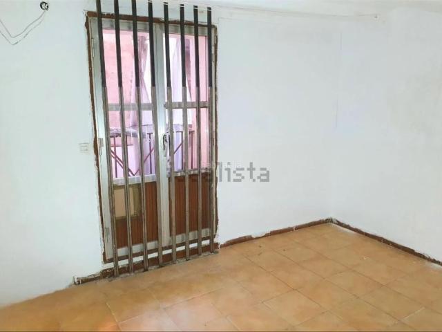 Piso en venta en Barcelona, Raval. Venta de piso en calle d'Erasme de Janer con Plaza del Pedró Barcelona. Pisos.