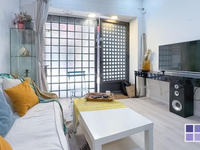 Piso en venta en Barcelona, Raval. VIVIENDA REFORMADA CON DOS DORMITORIOS Y PATIO EN EL RAVA. Pisos.