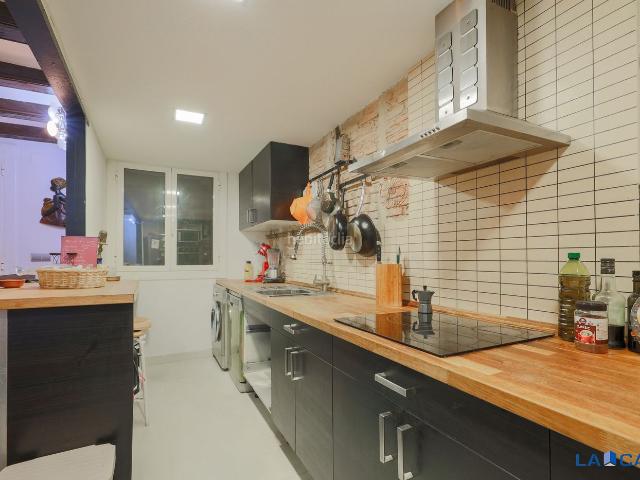 Piso en venta en Barcelona, Raval. Amplio y luminoso piso de 120 m2 con balcón y 3 hab. Primera planta ideal familias!. Pisos.