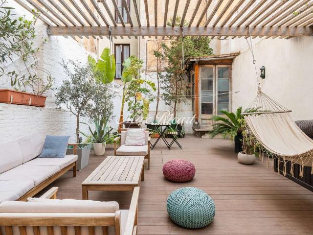 Piso en venta en Barcelona, Raval. Bohemio piso principal con terraza privada en el Raval 174m. Pisos.