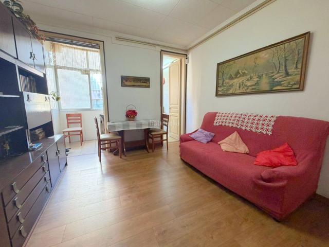 Piso en venta en Barcelona, Raval. con elementos originales modernistas como suelos de mosaico hidráulico en perfecto estado de conservación. Pisos.