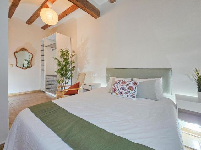 Piso en venta en Barcelona, Raval. Descubre este acogedor piso ubicado en una de las calles principales del Raval. Pisos.
