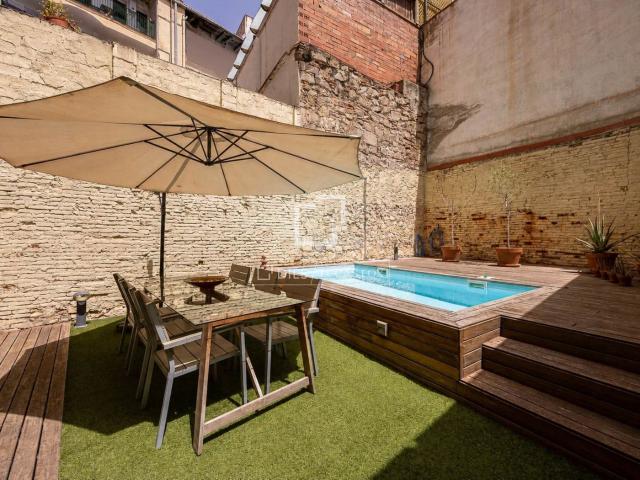 Piso en venta en Barcelona, Raval. Loft contemporáneo con terraza y piscina privada en venta en el centro histórico de Barcelona. Pisos.