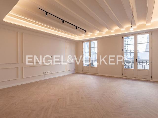 Piso en venta en Barcelona, Raval. Luz, carácter original y obra nueva junto a La Rambla. Pisos.