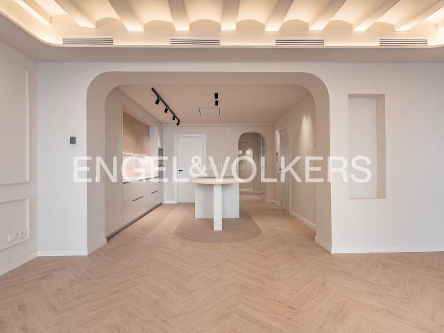 Piso en venta en Barcelona, Raval. Luz, carácter original y obra nueva junto a La Rambla. Pisos.