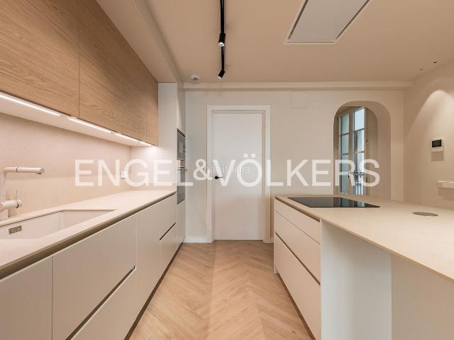 Piso en venta en Barcelona, Raval. Luz, carácter original y obra nueva junto a La Rambla. Pisos.