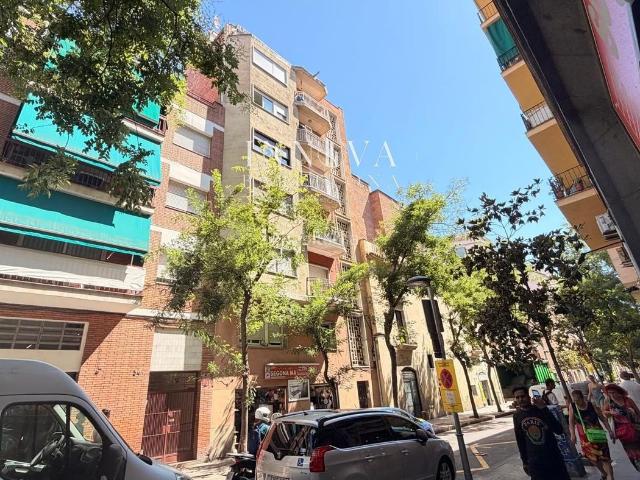 Piso en venta en Barcelona, Raval. Piso en calle Riera Alta Barcelona ASCENSOR. Pisos.